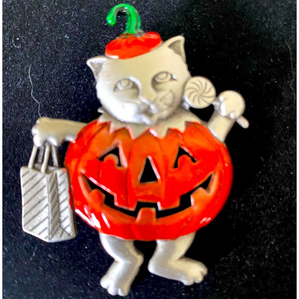 Cat and pumpkin Halloween pin!